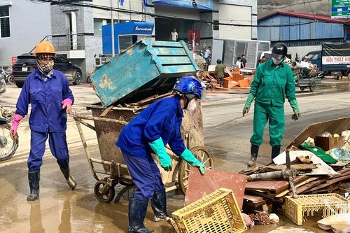 Nỗ lực làm sạch môi trường sau mưa lũ
