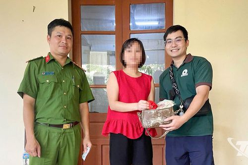 Thái Nguyên: Trả lại túi tiền vàng trị giá gần 150 triệu đồng nhặt được trong nước lũ