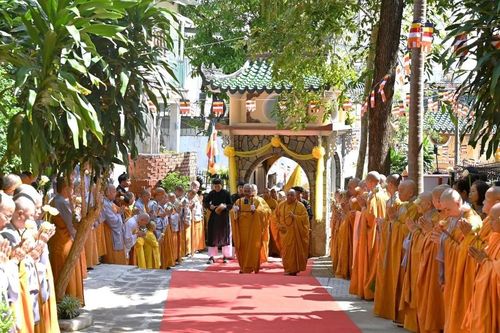 Kim quan Hòa thượng Thích Trí Tịnh được thỉnh về Linh Phong Thiền Uyển - trú xứ do ngài khai sơn