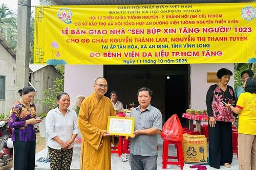 Vĩnh Long: Chùa Tường Nguyên bàn giao 4 nhà tình thương đến hộ nghèo