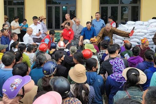 Chùa Quang Sơn, Tâm Thành, Diên Thọ tặng quà người dân vùng lũ và các hoàn cảnh khó khăn