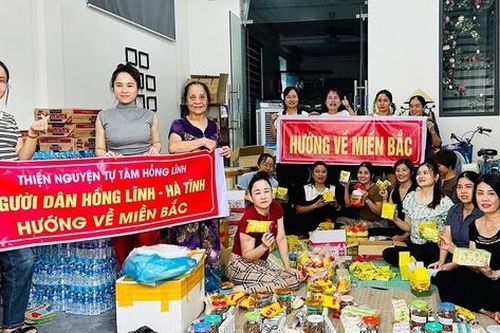 Từ vùng bão Hà Tĩnh, những chuyến xe nghĩa tình ngược ra Bắc