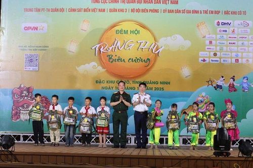Ánh trăng yêu thương tỏa sáng vùng biên cương