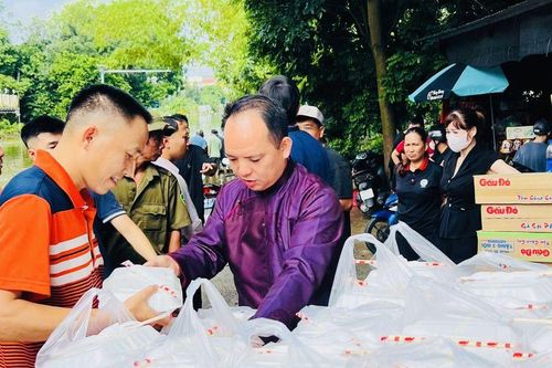 Đền Rừng lan tỏa tinh thần nhân ái: 600 suất cơm và 200 thùng mì tôm gửi đến vùng ngập lụt Bắc Ninh
