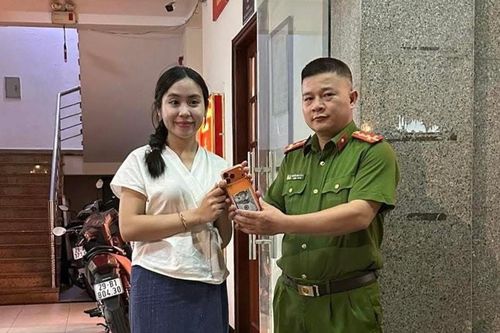 Công an phường Ba Đình 'thần tốc' giúp nữ sinh Lào tìm lại tài sản bị mất