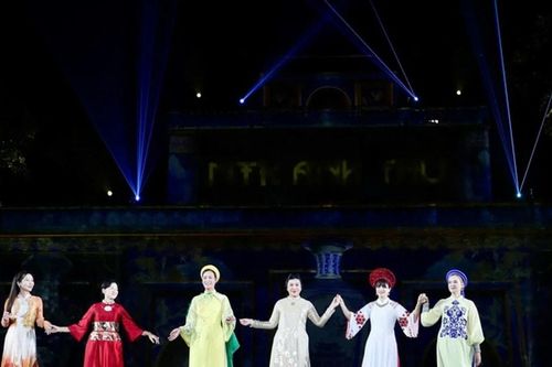 'Bước chân di sản': Tôn vinh vẻ đẹp trang phục Việt Nam và thế giới