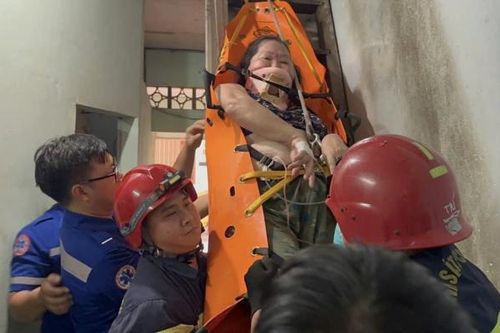 Giải cứu người phụ nữ nặng hơn 100kg nguy kịch trên gác gỗ xuống đất an toàn