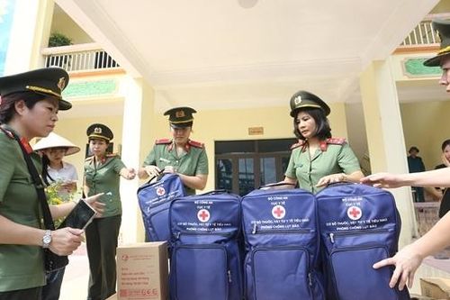 Cục Y tế và Bệnh viện Công an TP Hà Nội hỗ trợ phòng dịch sau lũ tại 3 xã của Hà Nội