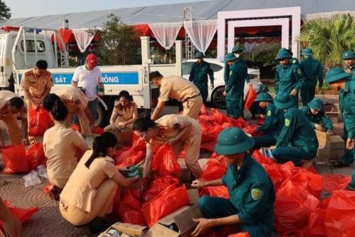 Hàng trăm cán bộ Công an Hà Nội tổng lực giúp người dân xã Trung Giã sau bão số 11
