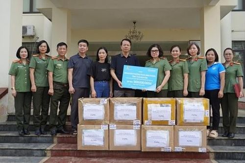 Phụ nữ CAND đồng hành cùng người dân Thái Nguyên khắc phục hậu quả thiên tai, lũ lụt