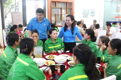 Liên đoàn Lao động tỉnh tổ chức 'Bữa cơm Công đoàn' cho công nhân công ty môi trường sau bão lũ