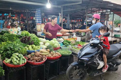 Giá rau xanh tăng gấp đôi, thịt và hàng thiết yếu ổn định sau bão số 11