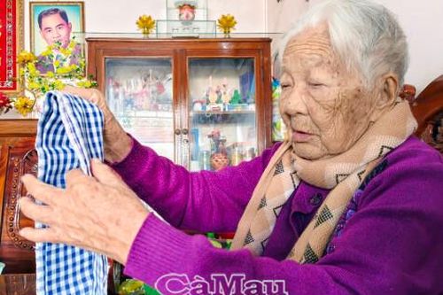 Chiếc khăn rằn của má Út Bình