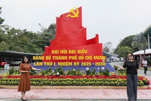 TPHCM: Ngập tràn sắc đỏ, cờ hoa, hân hoan chào mừng Đại hội Đại biểu Đảng bộ TPHCM