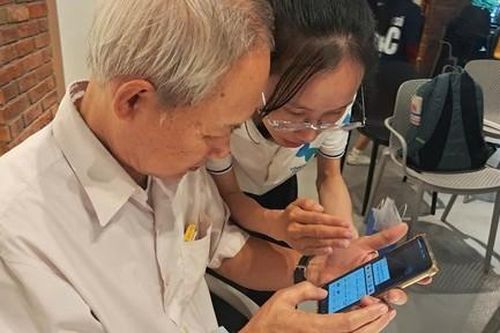 Ngày hội 'Công dân số bạc' giúp người cao tuổi bắt sóng công nghệ