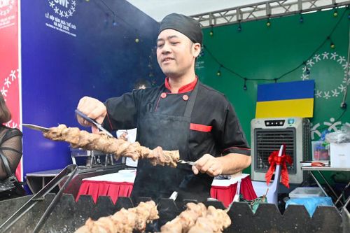 Du khách thích thú khám phá tinh hoa ẩm thực 5 châu tại Lễ hội Văn hóa Thế giới