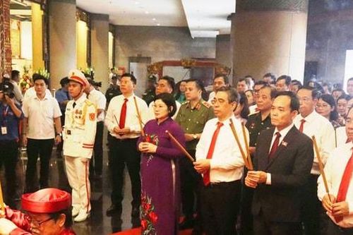 Lãnh đạo TP Hồ Chí Minh dâng hương các Vua Hùng