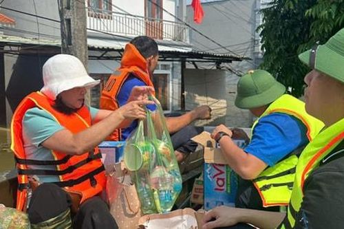 Phụ nữ Thủ đô sẻ chia với đồng bào bị ảnh hưởng bão lũ