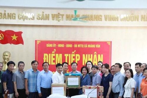Ngành Giáo dục Hà Nội trao hơn 100 tấn hàng hỗ trợ trường học vùng lũ Bắc Ninh