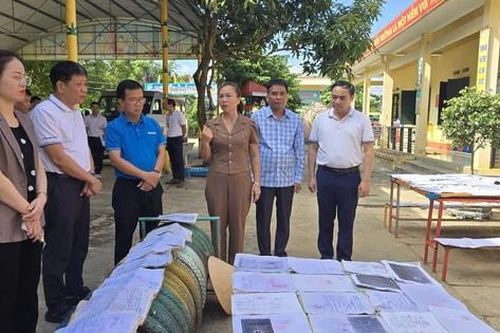 Trường Tiểu học Nguyễn Siêu và Báo Hànôịmới trao 300 triệu đồng hỗ trợ vùng lũ Thái Nguyên