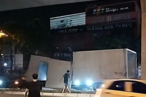 Hà Nội: Tài xế làm rơi nhà lắp ghép xuống đường bị phạt nặng