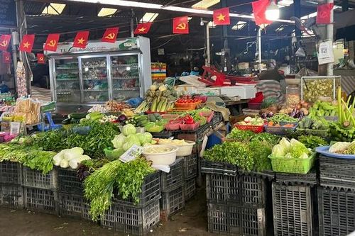 Sau mưa bão, giá rau xanh ở chợ dân sinh Hà Nội lại leo thang