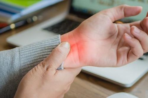 Cảnh giác biến chứng nặng khi điều trị hội chứng ống cổ tay không đúng cách