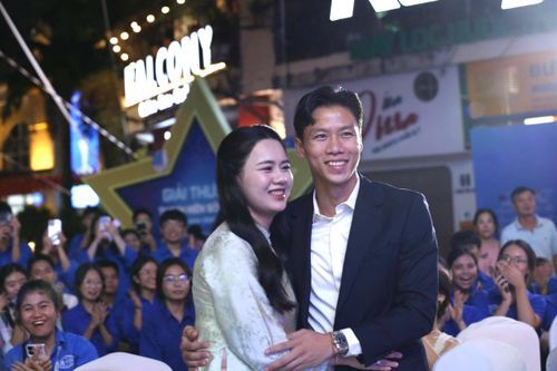 Vợ chồng cầu thủ Quế Ngọc Hải nhận danh hiệu 'Gia đình trẻ hạnh phúc'