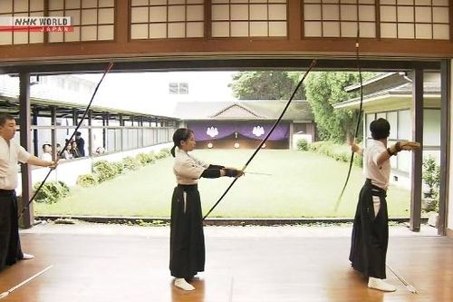 Học sinh tham gia tập bắn cung tại Hoàng cung Nhật Bản