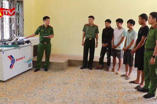 Lợi dụng dân chạy lũ, 4 đối tượng chèo thuyền đi 'vét' tài sản