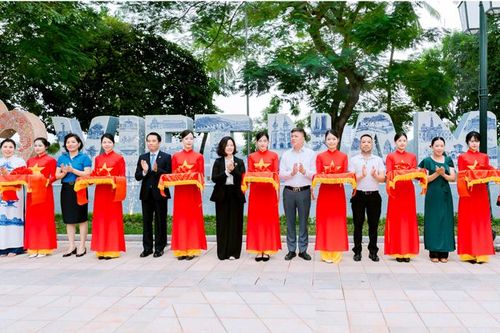 Khánh thành biểu tượng 'Trái tim tình yêu Việt Nam' tại Công viên Thống Nhất
