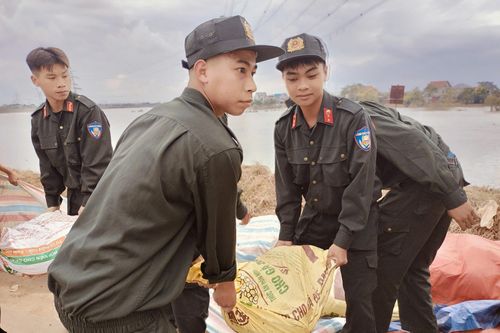 Công an Hà Nội hỗ trợ người dân các xã Đa Phúc và Trung Giã sớm ổn định cuộc sống sau mưa lũ