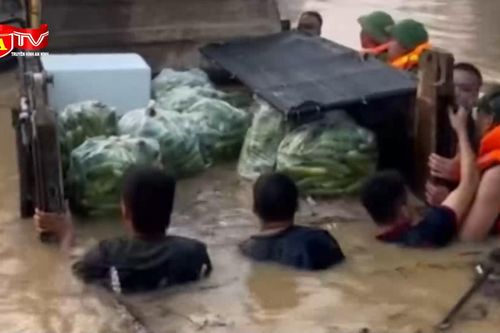 Công an xã Thư Lâm hỗ trợ nhân dân ứng phó với mưa lũ