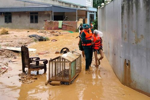 Nhiều thành viên Hội Xuất bản Việt Nam quyên góp cho đồng bào vùng lũ