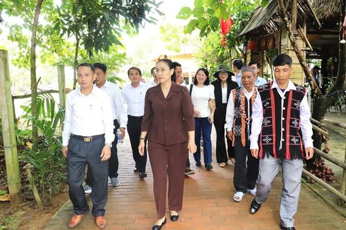 Phát triển du lịch gắn với bảo tồn văn hóa bản địa