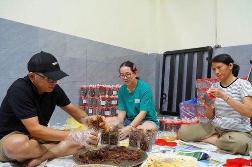 Người dân Quảng Ngãi chế biến cá rim gửi đồng bào vùng lũ ở các tỉnh phía Bắc