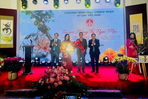 Ra mắt tập thơ 'Mẹ ơi, con nhớ mẹ'
