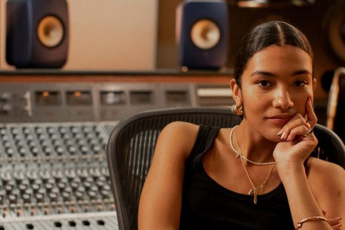 Album 'The Art of Loving': Muôn sắc màu tình yêu của Olivia Dean