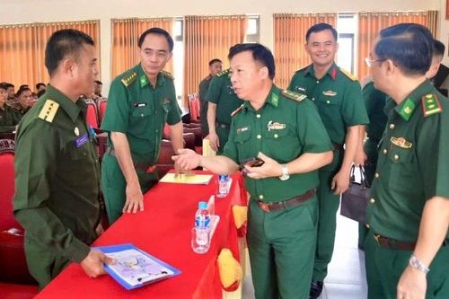 Tập huấn công tác quản lý, bảo vệ biên giới cho 40 cán bộ Bộ đội Biên phòng Lào