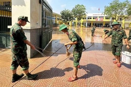 Các lực lượng hỗ trợ người dân Trung Giã tổng vệ sinh môi trường