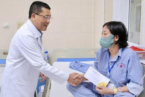 Hỗ trợ 235 triệu đồng cho các bệnh nhân bệnh ung thư có hoàn cảnh khó khăn