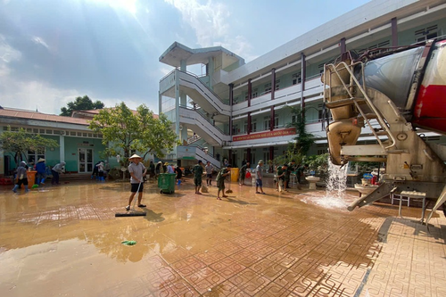 Nỗ lực đưa cơ quan, trường học vùng lũ hoạt động trở lại