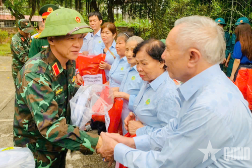 Nhân dân vùng lũ Thái Nguyên nhận quần áo dân sự từ Bộ Quốc phòng
