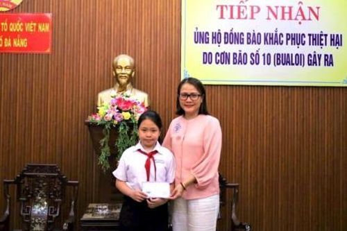 Một học sinh cùng gia đình góp gần 50 triệu đồng ủng hộ đồng bào vùng bão lũ