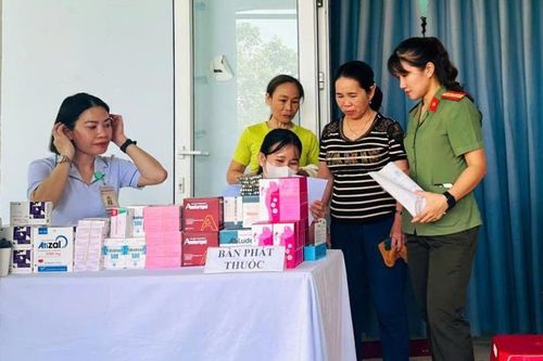 Khám bệnh, cấp thuốc miễn phí cho phụ nữ xã Phú Ninh