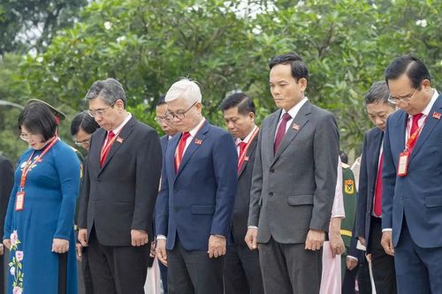 Đoàn đại biểu dự Đại hội Đảng bộ TPHCM lần thứ I dâng hương các Anh hùng liệt sĩ
