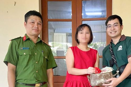 Nhặt được túi tiền vàng trong lũ, người đàn ông trả cho chủ nhân