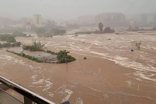 Cảnh 'phố biến thành sông', lũ cuốn trôi ô tô ở Tây Ban Nha