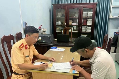 Xử phạt tài xế xe khách chạy ngược chiều trên đèo Khánh Lê
