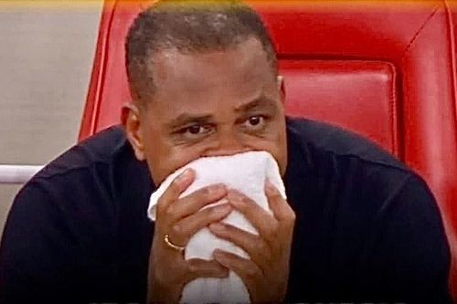 Cổ động viên Indonesia làm điều bất ngờ với HLV Shin Tae-yong và Kluivert